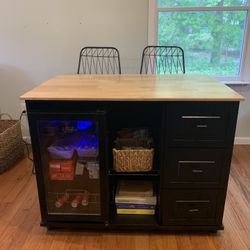 Island/refrigerator/stools