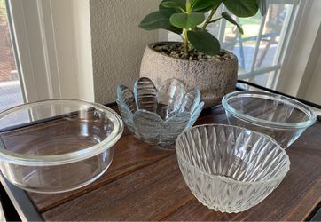 4 Glass Bowls