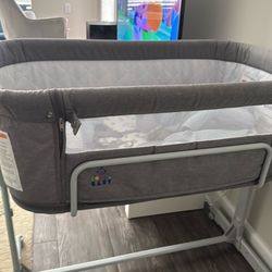 Bedside Bassinet / Baby Sleeper – Great Condition