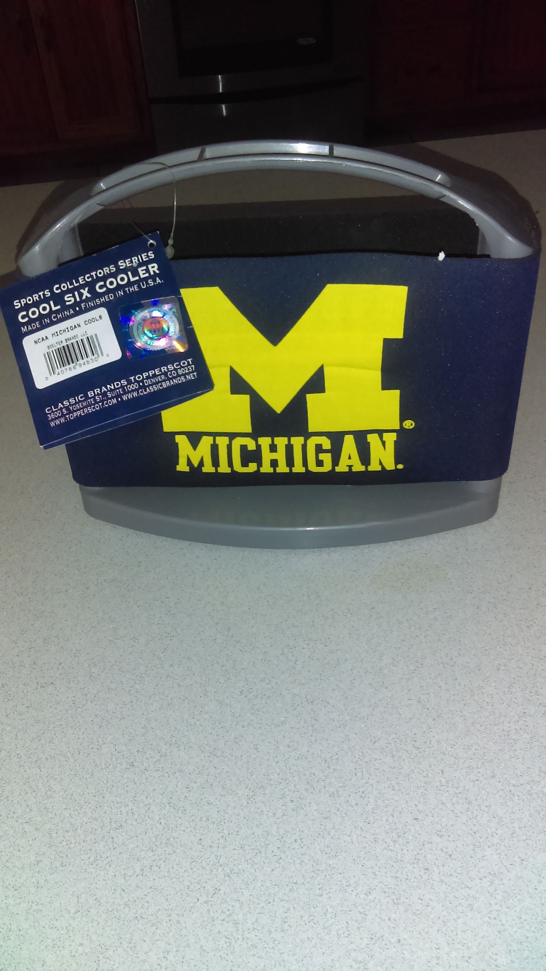 UNIVERSITY OF MICHIGAN COOL SIX COOLER FRIM SPORTS COLLECTORS SERIES NEW WITH TAGS
