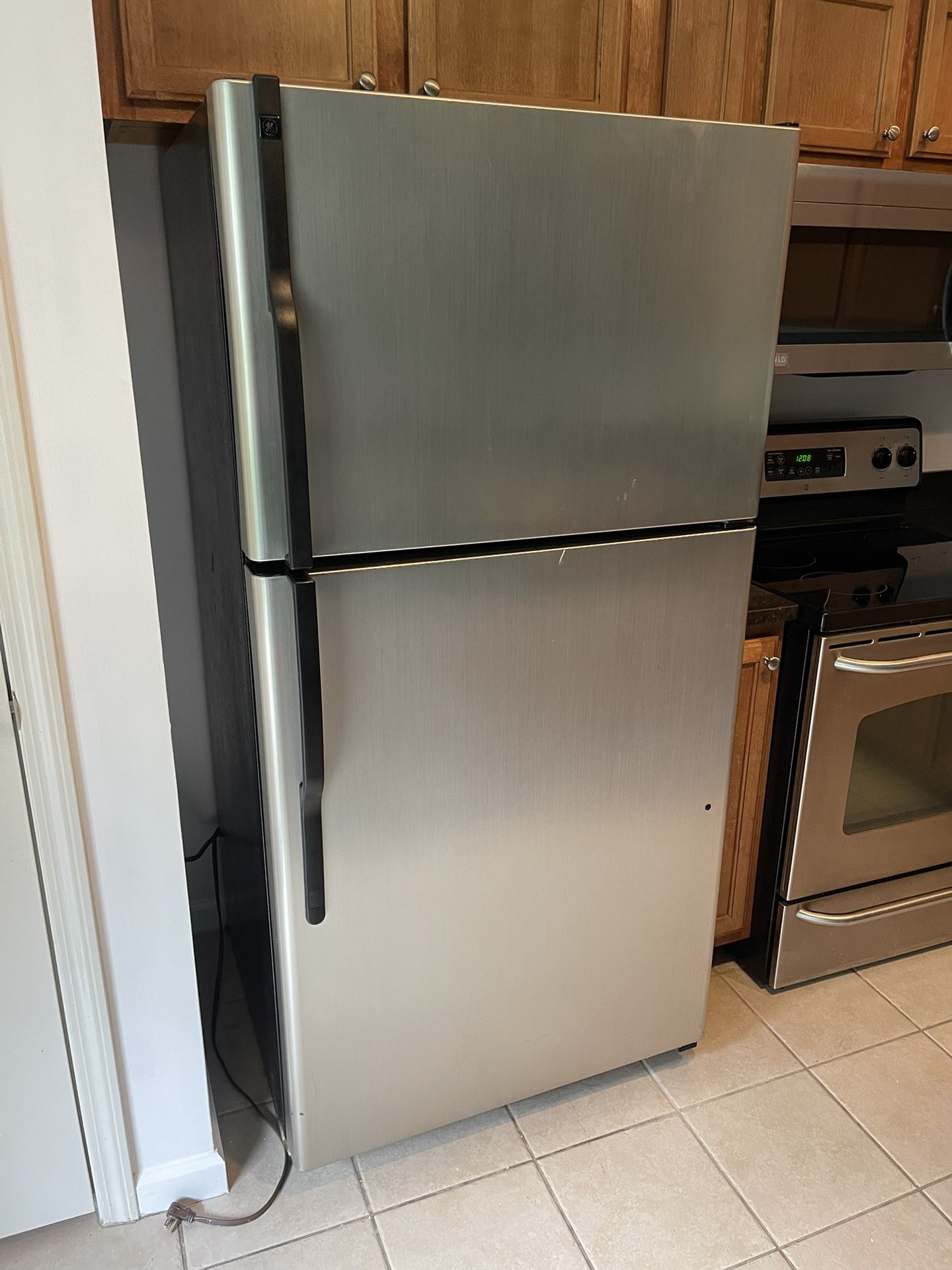 Slightly Used GE Refrigerator/freezer Available This Weekend 