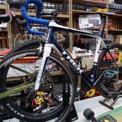 Trek Madone 5.9 OCLV Carbon 500 Series Road Bike 58cm H2 - White / Blue / Black - Sport Cycling Bicycle