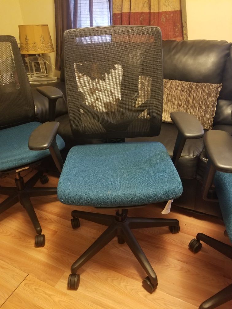 4 desk chairs in excellent condition