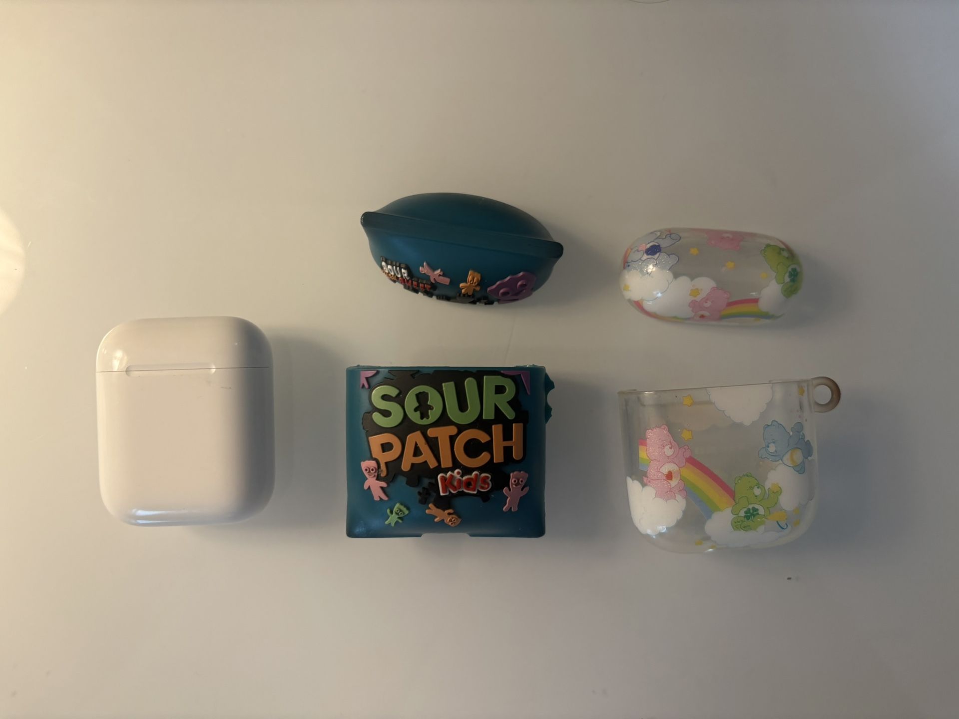 Apple AirPods + 2 Cases