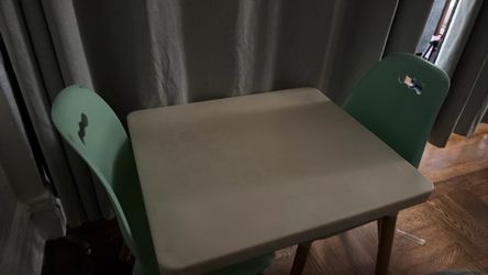 Kids table and two chairs. Mesa de niños con dos sillas