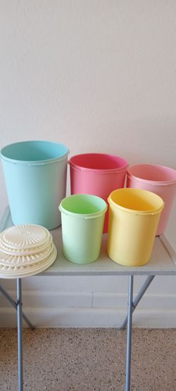 NEW Tupperware 5 pc/lids
