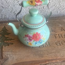 PIONEER  WOMAN LIKE NEW TEA POT $20 