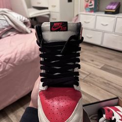 RED AND WHITE JORDAN 1’S SIZE 6 KIDS.