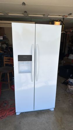 One year old Frigidaire with icemaker and water machine excellent refrigerator