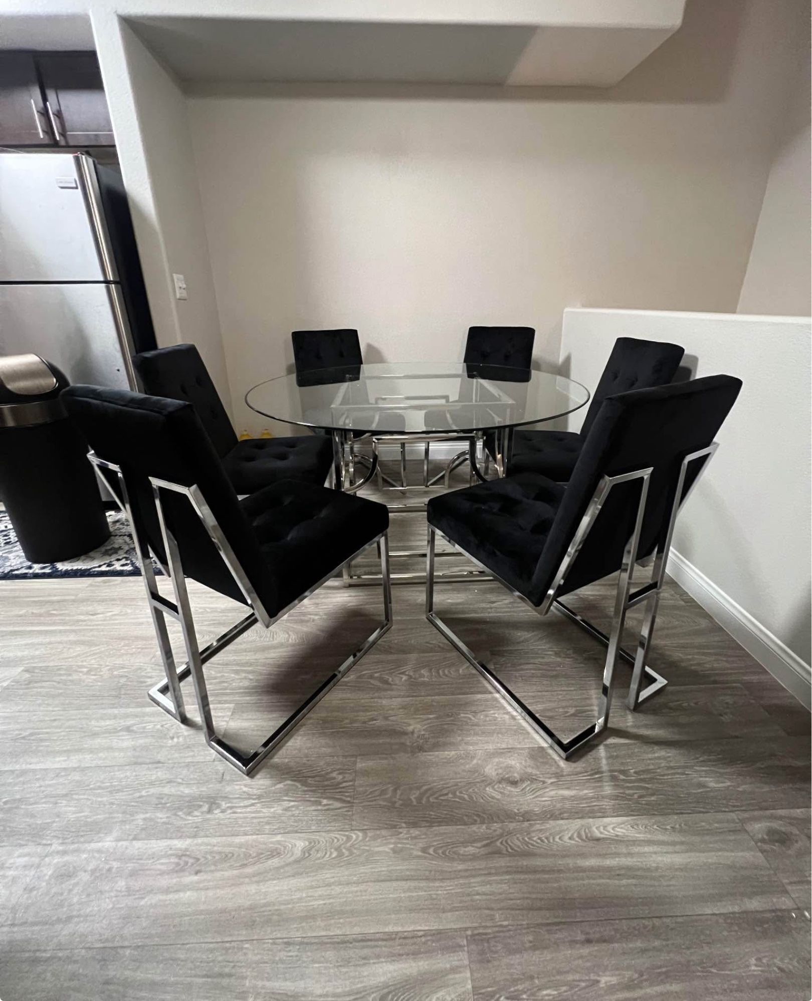 Round Glass Dining Table With 4 Black Velvet Chairs