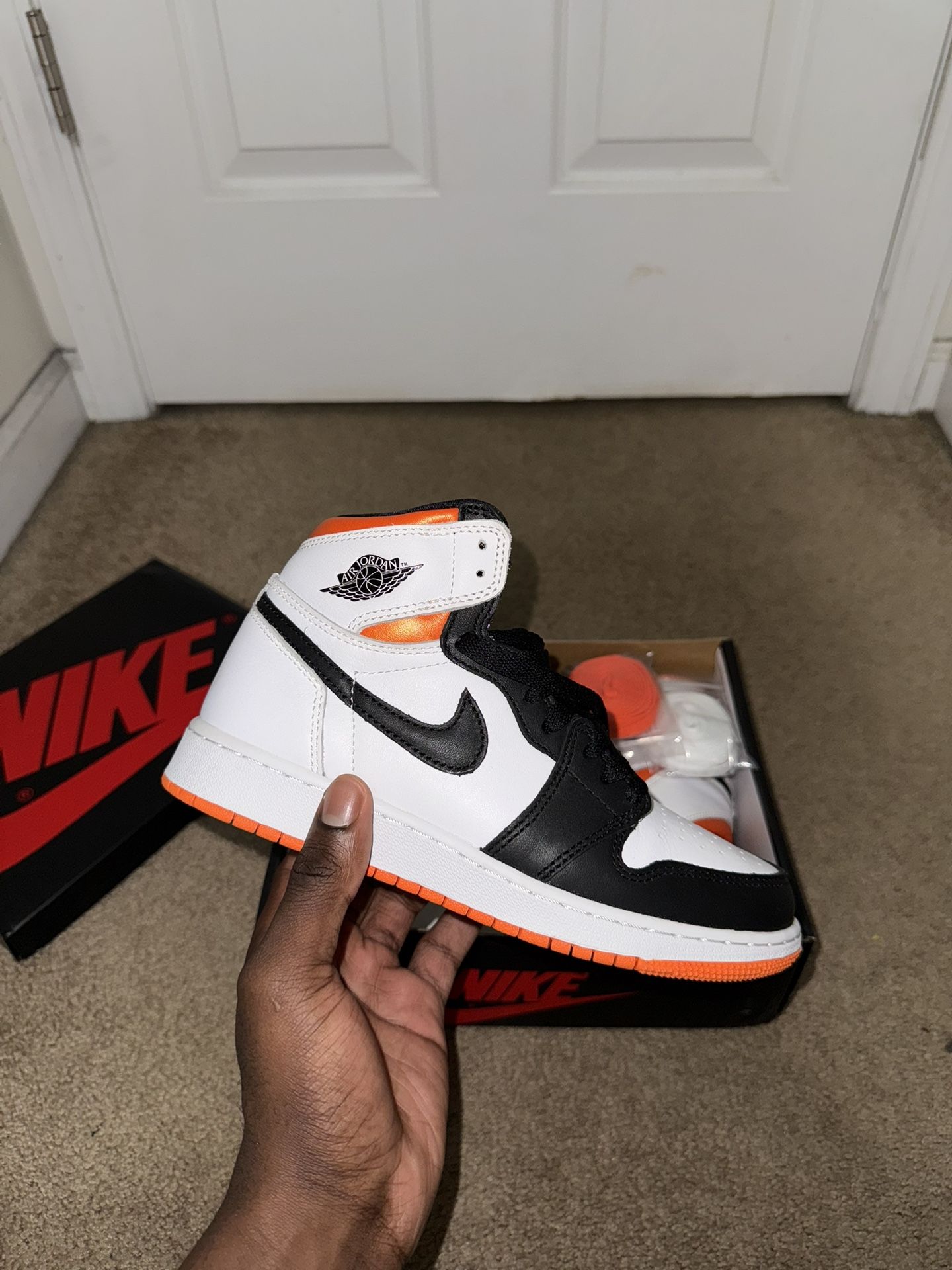 Jordan 1 Electro Orange Size 7 $150‼️