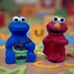 Las alcancías de Elmo y el Monstruo de las Galletas