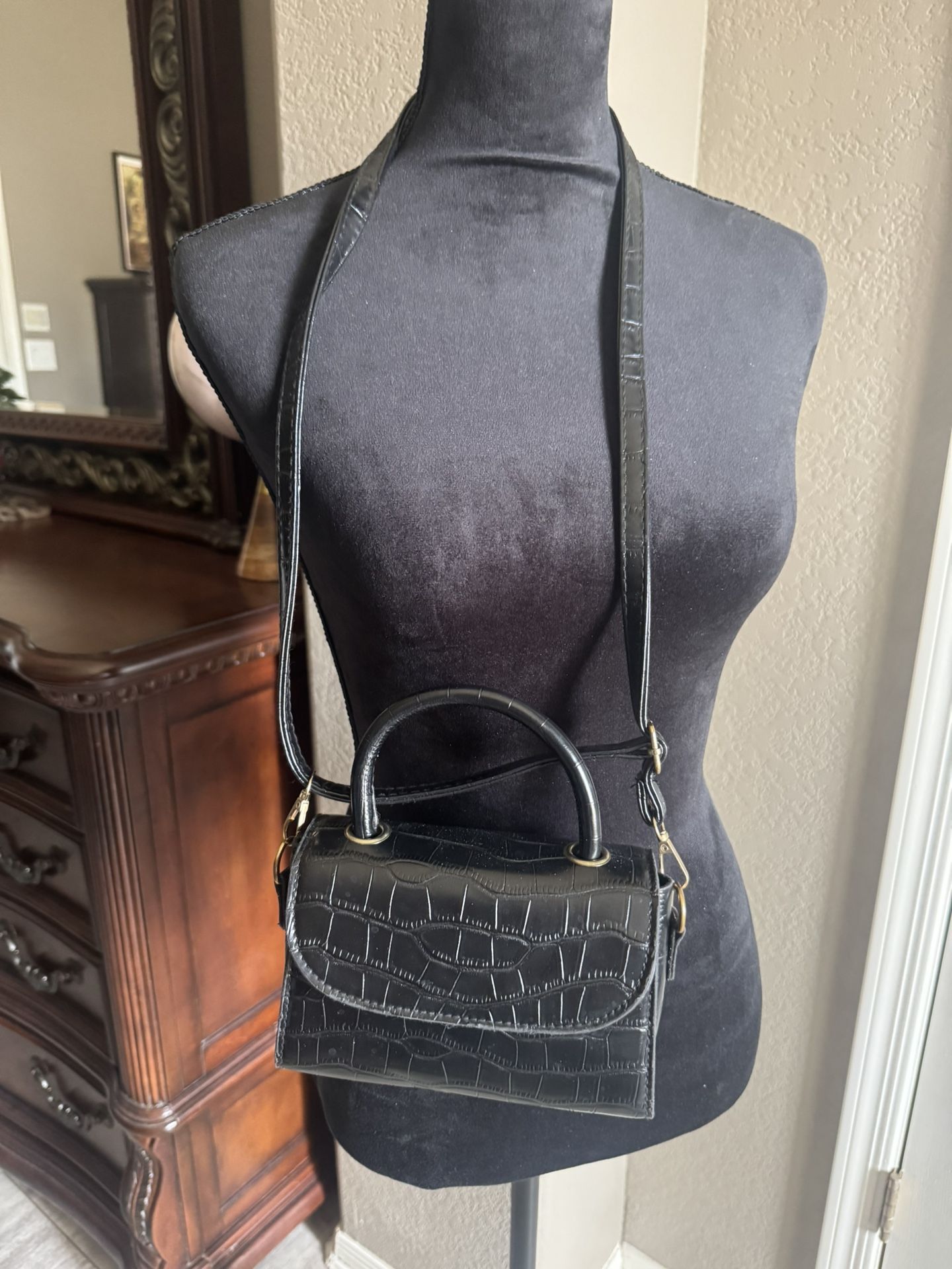Black crocodile print handbag with gold hardware #luxury #crocodileprint The measurements are 7”x5”x3” In excellent condition It’s can be wear many