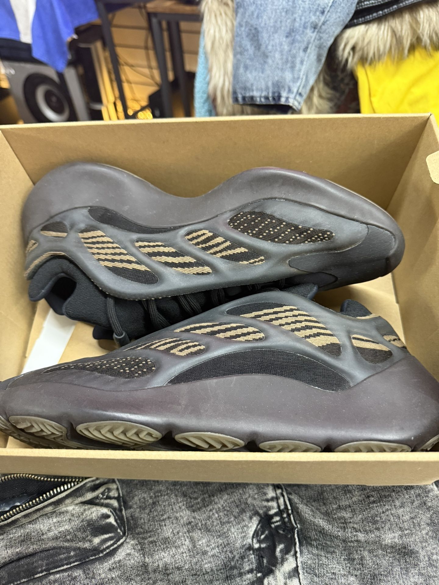 Adidas Yeezy 700 V3 "Clay Brown" sneaker Size 11 Men’s Rare