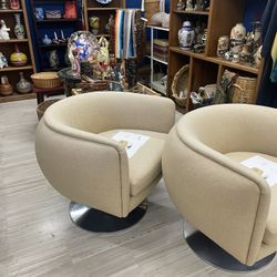 Two Knoll D’Urso Swivel Chairs in Excellent Condition 