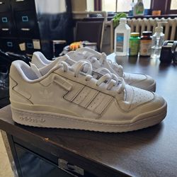 White Adidas Forum (Low)
