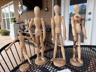 Wooden figures mostly articulated
