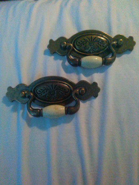 Lot Of 2 Bail Drop Drawer Pull Handles, Hardware, 3-3/4" C2C SALVAGE.

Normal wear and tear. Scratches, nicks and dents MAY be seen. Cleaning MAY be n
