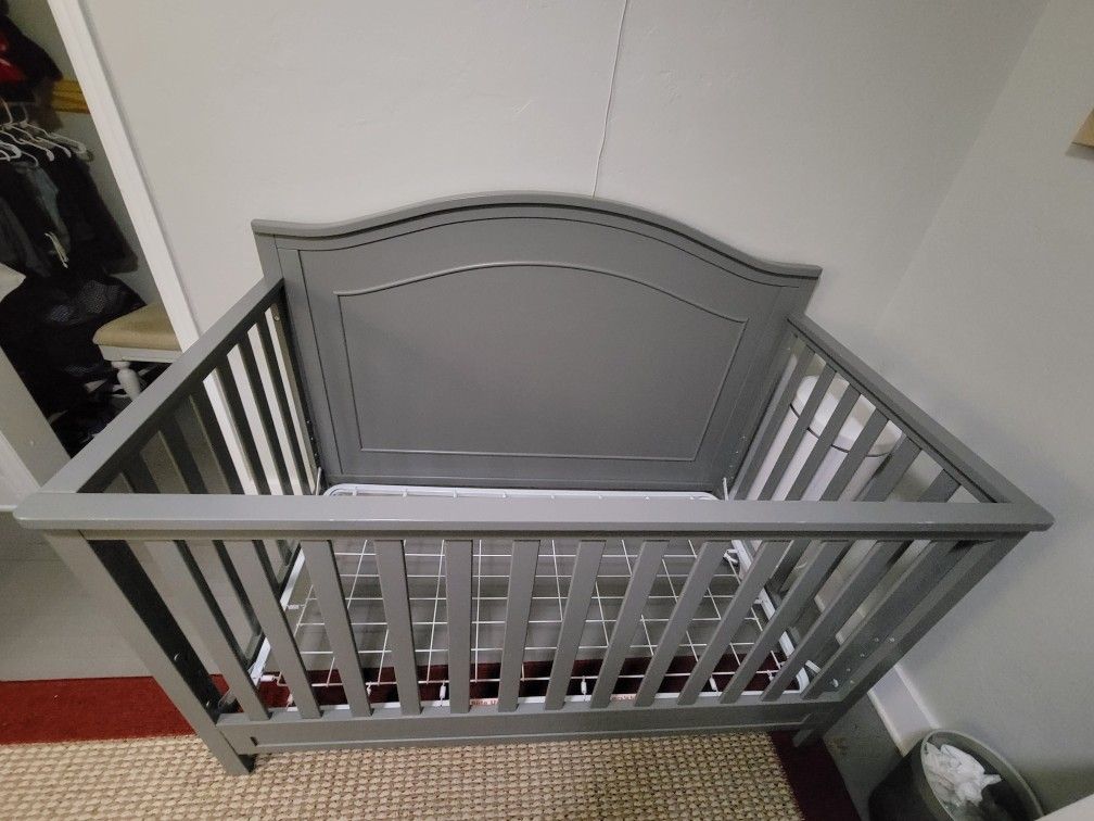 Davinci Charlie 4-in-1 Convertible Crib