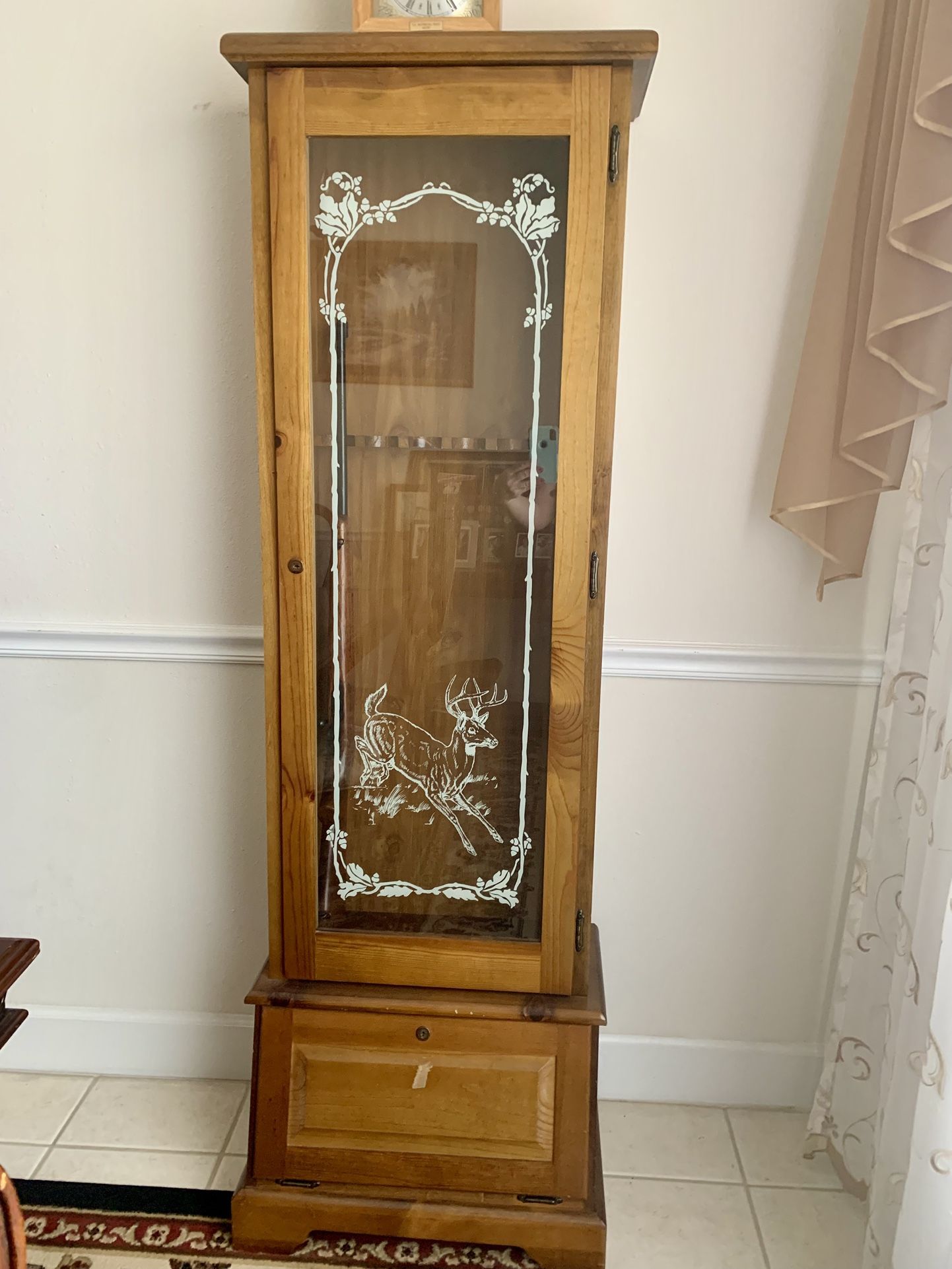 Gun cabinet (holds 6 guns)
