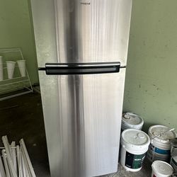 Whirlpool 17.6-cu Top Freezer Refrigerator