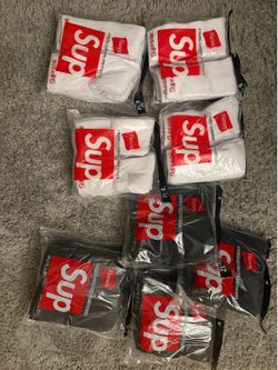 BLACK AND WHITE SUPREME SOCKS