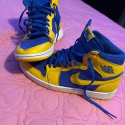 Jordan 1 Laney size 10 excellent condition