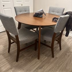 Round Table & Chairs 