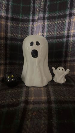 Ghost flower vase w/ salt pepper shakers