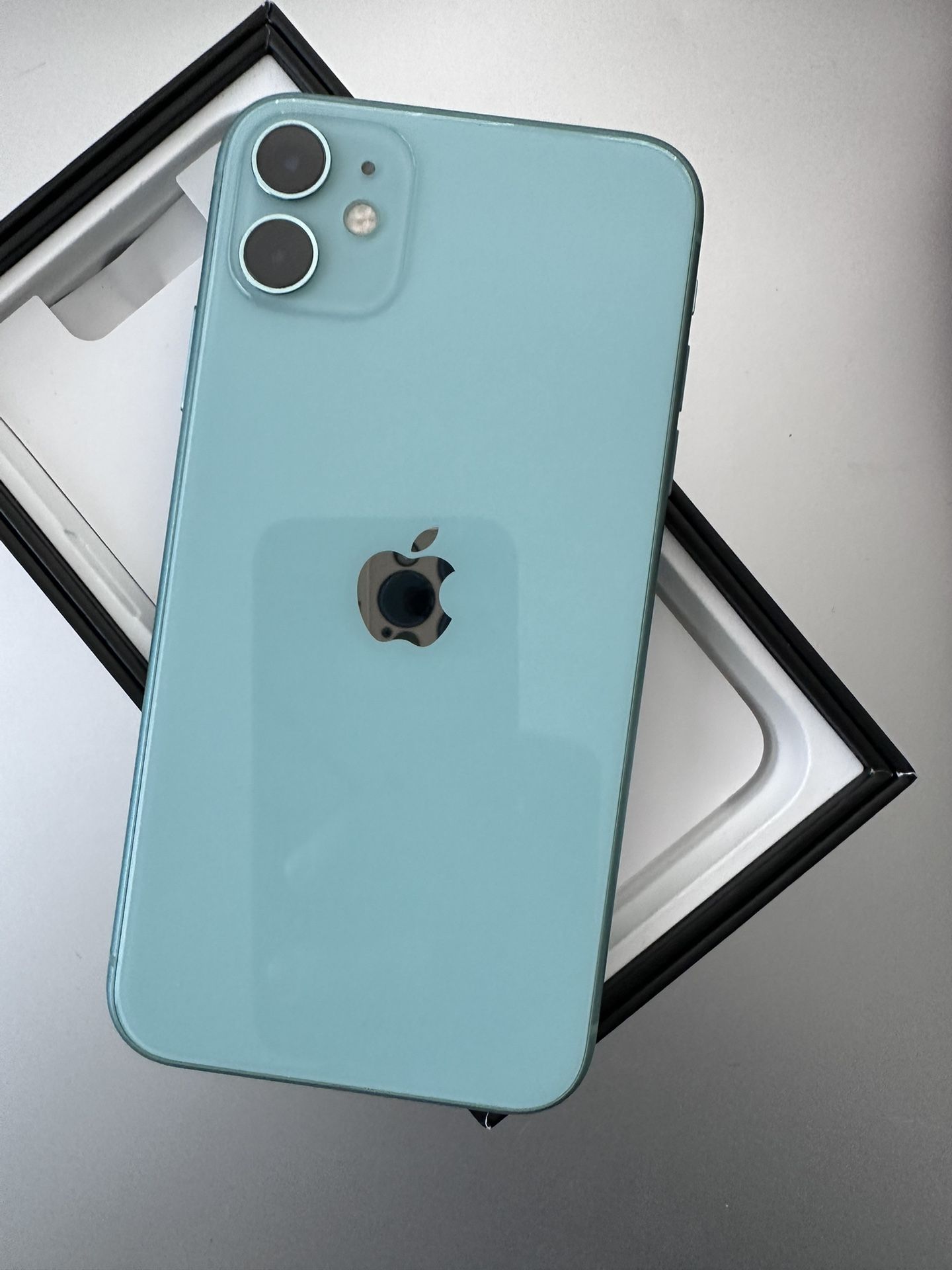 Iphone 11 64GB ANY CARRIER GREEN