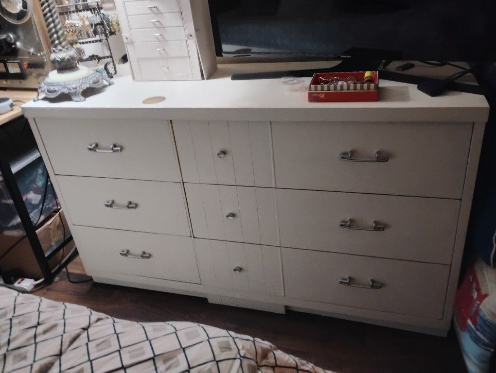 Dresser