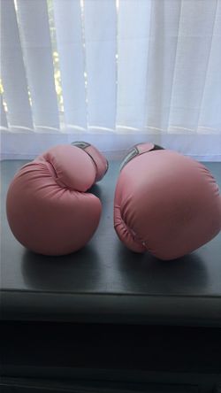 Women’s boxing gloves
