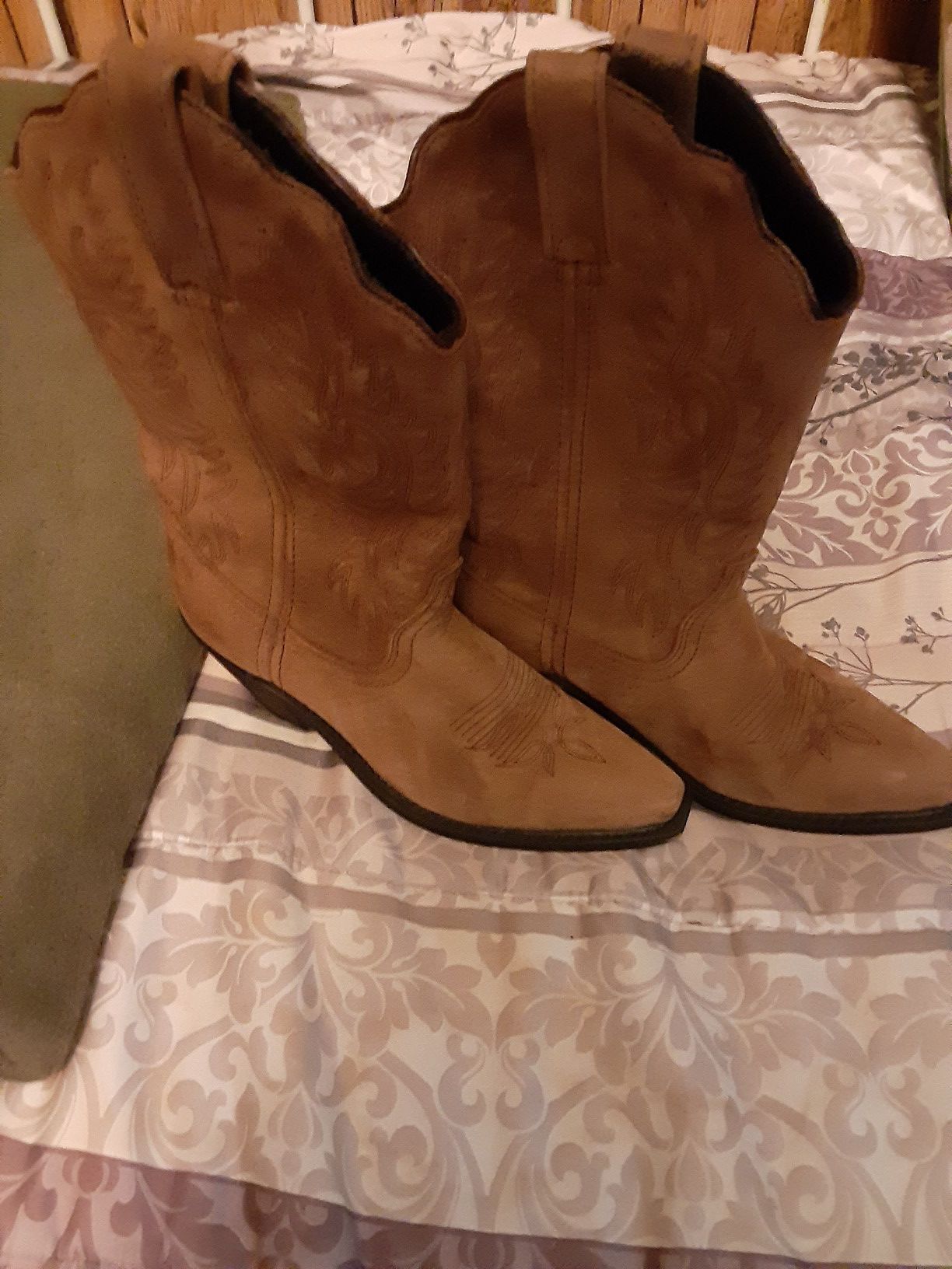 Womens boots size 6..brand new