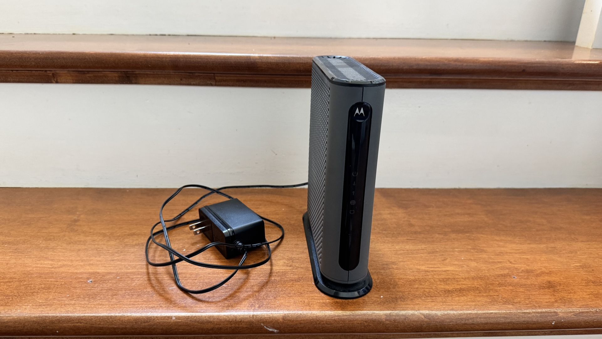 Motorola MB8611 DOCSIS 3.1 Cable Modem – 2.5Gbps Port, Xfinity/Cox/Spectrum Approved