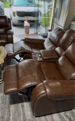 The chair has power-control buttons that let you recline the backrest and raise or lower the footrest to your preferred position.