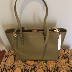 Marc Jacobs Leather https://offerup.com/redirect/?o=VG90ZS5OZXc= W/tag