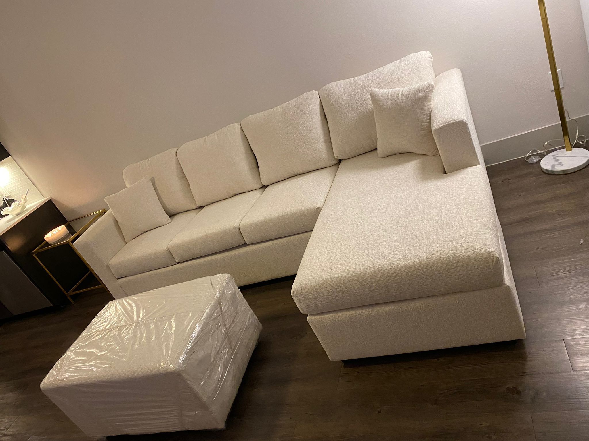 💥 Brand New Cream Sectionals With Free Ottoman
