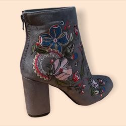 (size 7.5) DFRNT Gray Faux Suede Floral Ankle Boot