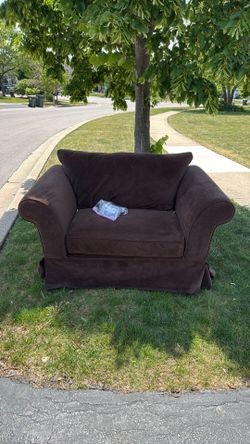 Free love seat good condition brown