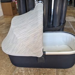 Like new Uppababy Collapsible baby bassinet