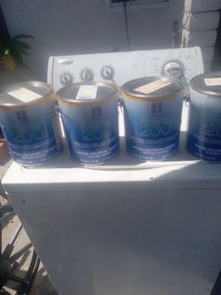Cuatro galones de pintura tinteada amarilla canario tres son flat y una semi gloss nuevas 50.00$