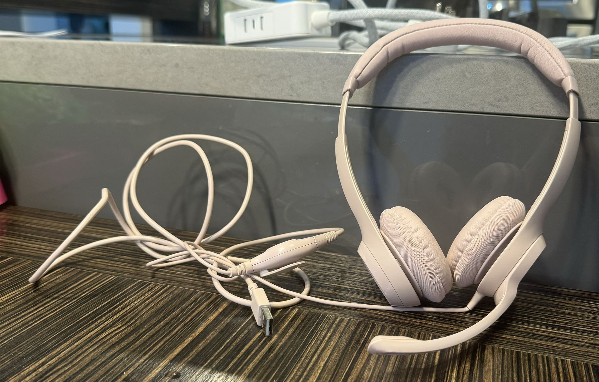 Like New Headphones With Microphone