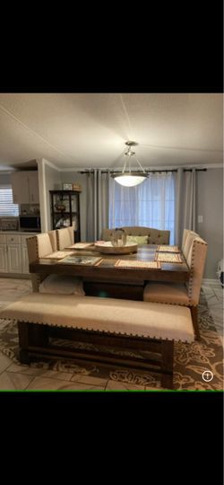 Cindy Crawford dinner room set