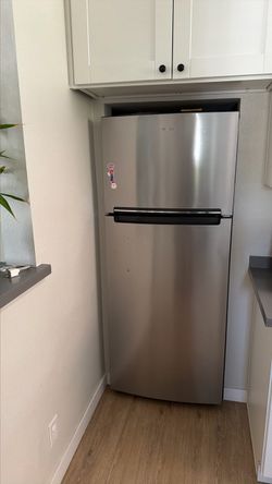 Refrigerator with top freezer