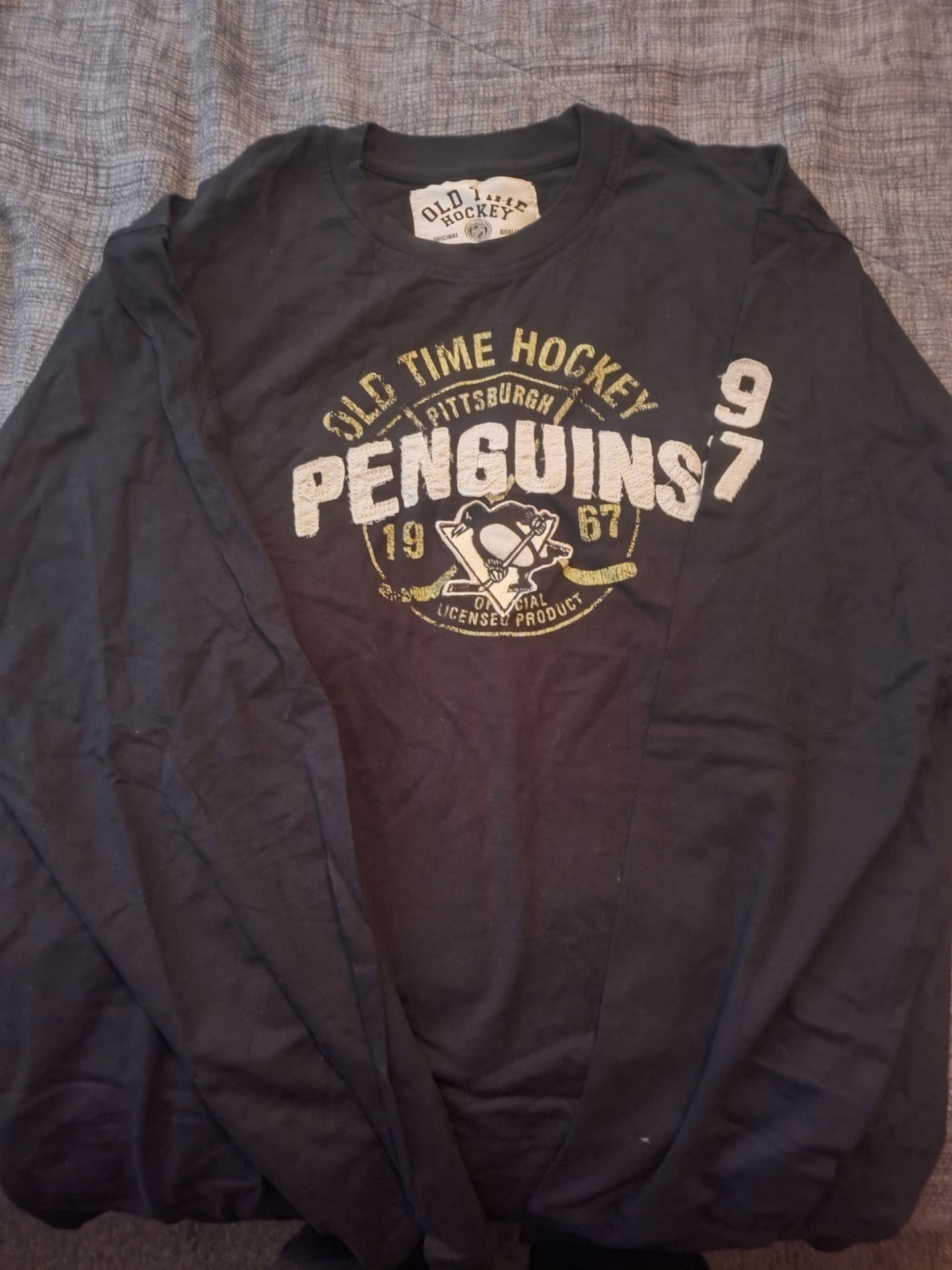 PENGUINS XL LONG SLEEVE HOCKEY SHIRT FOR $30