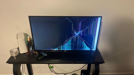 Broken tv who want it for parts it’s new