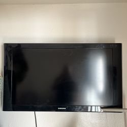 Samsung 40” Flat Screen With Wall Mount 