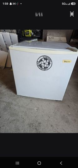 Magic Chef Mini fridge Model: MCBR170W Measurements in pics