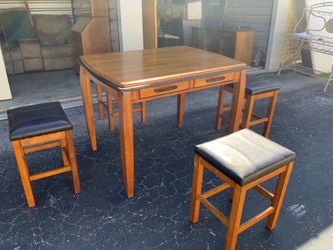 Kitchen Table & 4 Stools