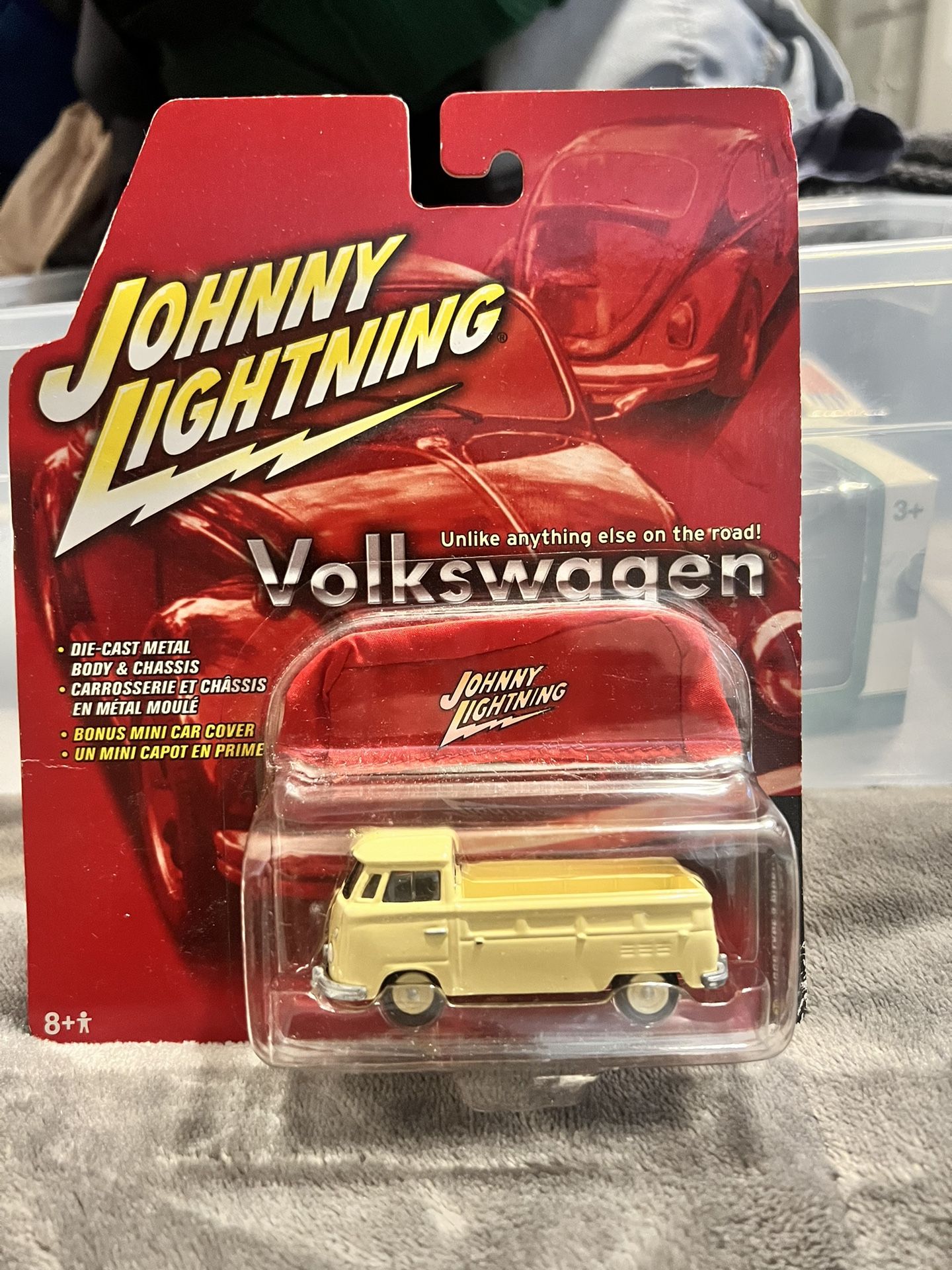 Johnny Lighting Volkswagen 1966 Type 2 Pickup with car cover